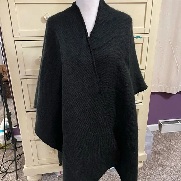 Woolrich Reversible one-size Poncho Wrap in plaid and Black - great condition - Picture 3 of 5